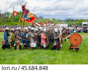 Боевое построение отряда воинов. Фестиваль исторической реконструкции "Русборг". Показательные выступления. (2024 год). Редакционное фото, фотограф Вячеслав Палес / Фотобанк Лори