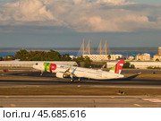 TAP Air Portugal Airbus A321-251NX passenger plane take off in Humberto Delgado Airport in Lisbon (2023 год). Редакционное фото, фотограф Дмитрий Рухленко / Фотобанк Лори