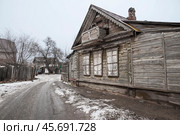 Старый деревянный дом времен Российской империи в исторической части старого города Астрахань, между Кутумом и Магнитогорской (2018 год). Стоковое фото, фотограф Павел Просянов / Фотобанк Лори