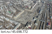 Привокзальная площадь в городе Кирове весной - съемка с дрона в 2021 году. Стоковое видео, видеограф Владислав Самошкин / Фотобанк Лори