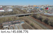 Путепровод по улице Воровского в городе Кирове весной - съемка с дрона в 2021 году. Стоковое видео, видеограф Владислав Самошкин / Фотобанк Лори