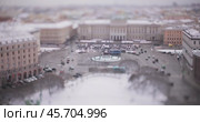 View of St. Petersburg from the colonnade of the Cathedral of St. Isaac. Tilt shift lens shooting with super shallow depth of field. (2023 год). Стоковое видео, видеограф Андрей Армягов / Фотобанк Лори