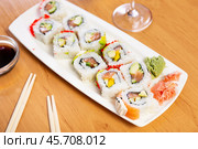 Sushi roll with salmon, avocado and cucumber inside, tobiko caviar outside. Стоковое фото, фотограф Яков Филимонов / Фотобанк Лори