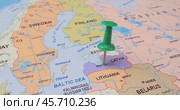 Latvia - Travel concept with green pushpin on the world map. The location point on the map points to Riga the capital of the Latvia. (2022 год). Стоковое видео, видеограф Андрей Армягов / Фотобанк Лори