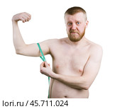 Bearded man measures the size of your biceps. Стоковое фото, фотограф Дмитрий Киселёв / Фотобанк Лори