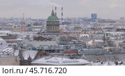 View of St. Petersburg from the colonnade of the Cathedral of St. Isaac. (2023 год). Стоковое видео, видеограф Андрей Армягов / Фотобанк Лори