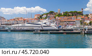 Marina of Cannes on a sunny day, ordinary people walk the street (2018 год). Редакционное фото, фотограф EugeneSergeev / Фотобанк Лори