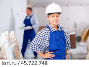 Little helper portrait - son helps father to renovate room. Стоковое фото, фотограф Яков Филимонов / Фотобанк Лори