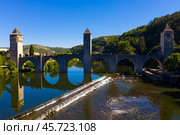 Pont Valentre bridge across the Lot River in Cahors, France. Стоковое фото, фотограф Яков Филимонов / Фотобанк Лори
