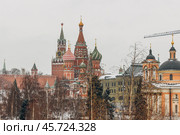 Moscow, Russia - December 13, 2020: Zaryadye landscape park in the center of Moscow. Редакционное фото, фотограф Ольга Сейфутдинова / Фотобанк Лори