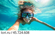 Smiling girl enjoying snorkeling in clear turquoise water while exploring coral reefs. Стоковое AI-изображение, AI-художник Сергей Толмачёв / Фотобанк Лори