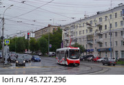 Трамвай УТМ 71-407-01 №032, перекрёсток улица Малышева / улица Гагарина, Екатеринбург (2019 год). Редакционное фото, фотограф Алексей Иванов / Фотобанк Лори
