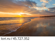 Beautiful seascape at sunset. Deserted sandy beach of the Atlantic Ocean with the reflection of the clouds. Scenic landscape. Natural seaside background. Vilamoura, Falesia, Algarve, Portugal (2012 год). Стоковое фото, фотограф Виктория Катьянова / Фотобанк Лори