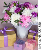 Greeting card for happy birthday, women's day on March 8, valentine's day, mother's day or anniversary. Beautiful bouquet of delicate fresh flowers and gift boxes. Festive romantic congratulation card. Стоковое фото, фотограф Виктория Катьянова / Фотобанк Лори
