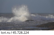 Splashes atlantic ocean big waves, slow motion. Стоковое видео, видеограф Михаил Коханчиков / Фотобанк Лори