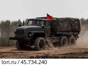 Армейский грузовик едет по лесной дороге в пыли. Военная логистика. Переброска войск. (2019 год). Редакционное фото, фотограф Евгений Зимин / Фотобанк Лори