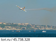 Stunt aerobatic plane performing stunts in air. Стоковое фото, фотограф Дмитрий Рухленко / Фотобанк Лори