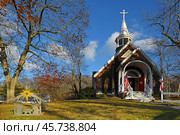 St. James Chapel (1889), now All Souls Episcopal Church, historic chapel in Stony Brook, New York, before Christmas. Стоковое фото, фотограф Валерия Попова / Фотобанк Лори