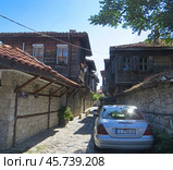 Nesebar, Bulgaria. August 01, 2024.Old Nessebar.A typical Nessebar wooden apartment building. Редакционное фото, фотограф Мария Фетисова / Фотобанк Лори