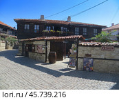 Nesebar, Bulgaria. August 01, 2024.Old Nessebar.A typical Nessebar apartment building. Local tavern. Редакционное фото, фотограф Мария Фетисова / Фотобанк Лори