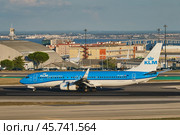 KLM Boeing 737-8K2 passenger plane taxi on runway in Humberto Delgado Airport in Lisbon (2023 год). Редакционное фото, фотограф Дмитрий Рухленко / Фотобанк Лори