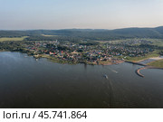 Южный Урал, Башкортостан, село Нугуш и плотина Нугушского водохранилища. Вид с воздуха. Southern Urals, Bashkortostan, the village of Nugush and the dam of the Nugush reservoir. Aerial view. (2024 год). Стоковое фото, фотограф Евгений Романов / Фотобанк Лори