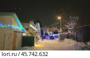 Новогодняя иллюминация на улице Закарпатская в Новосибирске / Festive winter street Zakarpatskaya in Novosibirsk Illuminated with christmas lights. Редакционное видео, видеограф Сергей Пристяжнюк (Serg Zastavkin) / Фотобанк Лори