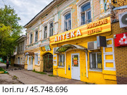 Старый, кирпичный дом обилием декора и рекламы (Дом Головастиковых в Богородске) (2024 год). Редакционное фото, фотограф Илья Старков / Фотобанк Лори