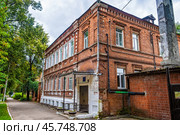Двухэтажный, старый, кирпичный дом с декором (Усадьба Сырова в Богородске) (2024 год). Редакционное фото, фотограф Илья Старков / Фотобанк Лори