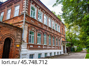 Двухэтажный, старый, кирпичный дом с декором (Усадьба Сырова в Богородске) (2024 год). Редакционное фото, фотограф Илья Старков / Фотобанк Лори