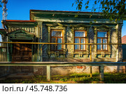 Деревенский дом с обилием резьбы (2024 год). Редакционное фото, фотограф Илья Старков / Фотобанк Лори