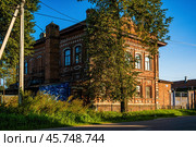 Старый, кирпичный, двухэтажный дом (Дом И.Л. Семина в Богородске) (2024 год). Редакционное фото, фотограф Илья Старков / Фотобанк Лори