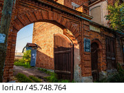 Старый, арочные, кирпичные ворота (при усадьба А.М. Солодовникова, Богородск) (2024 год). Редакционное фото, фотограф Илья Старков / Фотобанк Лори