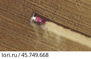 Top view of combine on harvest field. Стоковое видео, видеограф Михаил Коханчиков / Фотобанк Лори