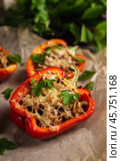 Запеченные фаршированные перцы на старом деревянном столе. Еда и продукты. Осенняя кухня. Малая глубина резкости. Стоковое фото, фотограф Андрей Пустякин / Фотобанк Лори