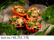 Запеченные фаршированные перцы на старом деревянном столе. Еда и продукты. Осенняя кухня. Малая глубина резкости. Стоковое фото, фотограф Андрей Пустякин / Фотобанк Лори