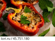 Запеченные фаршированные перцы на старом деревянном столе. Еда и продукты. Осенняя кухня. Малая глубина резкости. Стоковое фото, фотограф Андрей Пустякин / Фотобанк Лори