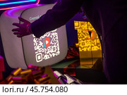 QR-код со ссылкой на установку приложения социальной сети ВК на стенде ВК в Детском мире на Лубянке в городе Москве, Россия. Редакционное фото, фотограф Николай Винокуров / Фотобанк Лори