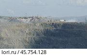 Heavy machinery of gravel production in quarry. Стоковое видео, видеограф Михаил Коханчиков / Фотобанк Лори