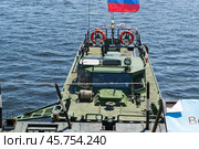Военный буксирно-моторный катер БМК-15 после перехода длиной 5000км по рекам России, на реке Волга. Волгоград, Центральная набережная, Россия. (2021 год). Редакционное фото, фотограф Андрей Цыганков / Фотобанк Лори