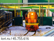 Локомотив выезжает из ворот пивзавода. Воронеж. Редакционное фото, фотограф Владимир Шибаев / Фотобанк Лори