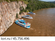 Южный Урал, Башкортостан, Нугушское водохранилище: прогулочные суда у скал в месте слияния рек Нугуш и Урюк. Вид с воздуха. Southern Urals, Bashkortostan, Nugush reservoir: pleasure crafts near the cliffs at the confluence of the Nugush and Uryuk rivers. Aerial view. (2024 год). Редакционное фото, фотограф Евгений Романов / Фотобанк Лори