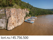 Южный Урал, Башкортостан, Нугушское водохранилище: прогулочные суда у скал в месте слияния рек Нугуш и Урюк. Вид с воздуха. Southern Urals, Bashkortostan, Nugush reservoir: pleasure crafts near the cliffs at the confluence of the Nugush and Uryuk rivers. Aerial view. (2024 год). Редакционное фото, фотограф Евгений Романов / Фотобанк Лори