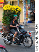 Vietnamese man with Tea flowers on scooter (2015 год). Редакционное фото, фотограф Александр Подшивалов / Фотобанк Лори