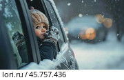 Happy Boy tasting snow through car window during snowfall. Child on a road trip. Little toddler is looking out from auto, opened his mouth, pulled out his tongue, catches snowflakes. Winter fun games. Стоковое AI-видео, аниматор Марина Демидюк / Фотобанк Лори