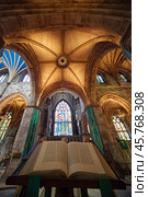 The Holy Bible on the lectern in the interior of St Giles Cathedral. Edinburgh. Scotland (2010 год). Редакционное фото, фотограф Сергей Пристяжнюк (Serg Zastavkin) / Фотобанк Лори