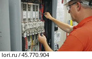Electrician testing fuses in electrical cabinet. Стоковое AI-видео, аниматор Юрий Поздников / Фотобанк Лори