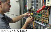 Electrician testing electrical panel with voltage tester. Стоковое AI-видео, аниматор Юрий Поздников / Фотобанк Лори