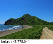 View of the mountain and the coast in Tikhaya Bukhta, located on the east coast of Sakhalin Island, Russia (2021 год). Стоковое фото, фотограф Veronika Belosokhova / Фотобанк Лори