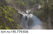 Latefossen is one of the most visited waterfalls in Norway and is located near Skare and Odda in the region Hordaland, Norway. Consists of two separate streams flowing down from the lake Lotevatnet. (2021 год). Стоковое видео, видеограф Андрей Армягов / Фотобанк Лори